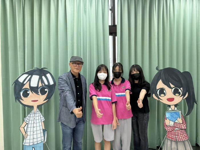 校長與得獎同學及指導老師合影1