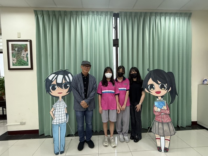 校長與得獎同學及指導老師合影2