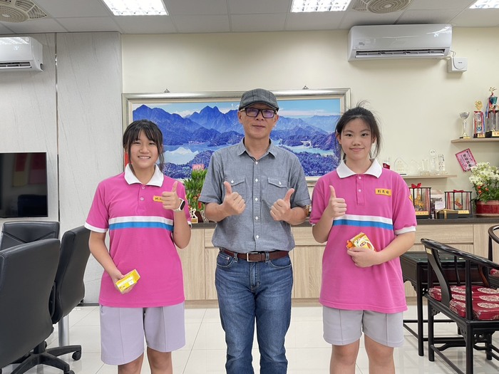 校長與得獎同學合影2圖片